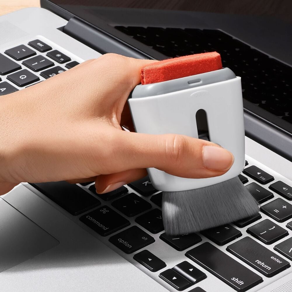 Sweep & Swipe Laptop Cleaner O4
