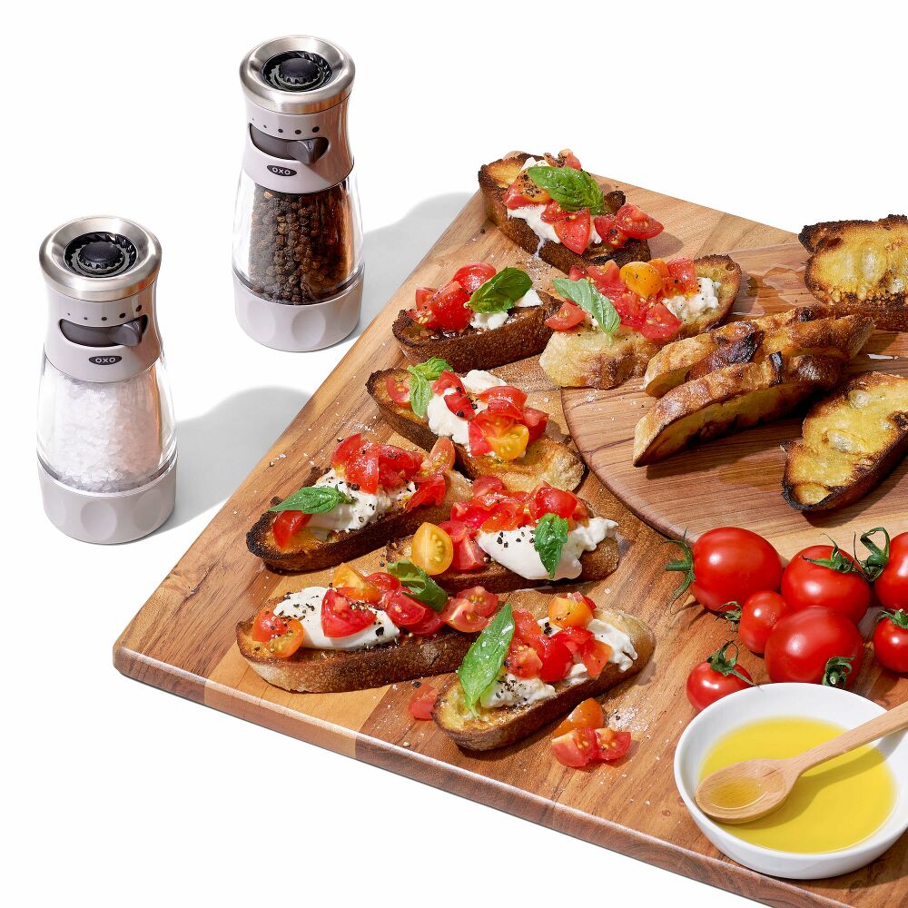 Contoured Mess-Free Salt Grinder C7